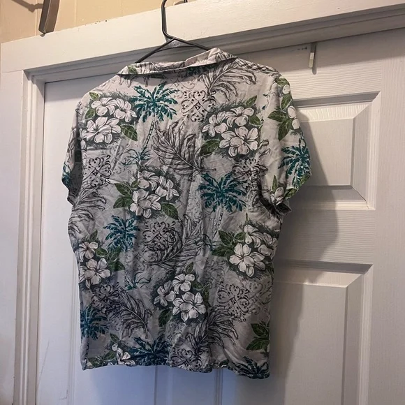 Hawaiian Reserve Collection Button Down Women’s Aloha Shirt - Picture 2 of 4